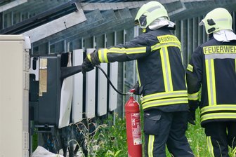 Alberoda: Brand an Solaranlage löst Feuerwehreinsatz aus - Ein Wechselrichter an einer Solaranlage geriet am Samstag in Alberoda in Brand.