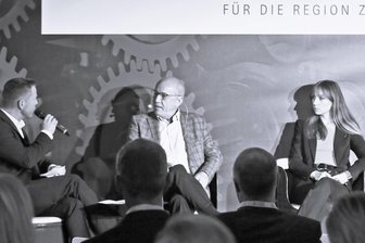 Albrecht Mugler gestorben: Oberlungwitz und die Region verlieren einen Unternehmer, Vordenker und Kunstmäzen - Albrecht Mugler (2. v.l. auf dem Podium) bei einem Wirtschaftsbrunch 2020 in Zwickau.