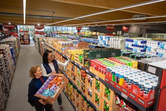 Aldi eröffnet umgebaute Filiale im Plauener Westen - Mitarbeiterinnen des neuen Aldi-Marktes im Plauener Westen bei den letzten Arbeiten vor der Eröffnung.