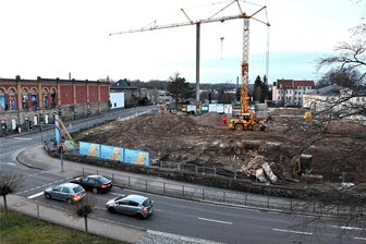 Aldi in Hainichen: Eröffnung der neuen Filiale verschiebt sich erneut - Ein Blick auf die Baustelle für den Aldi-Markt an der Ecke Bahnhof- und Heinrich-Heine-Straße in Hainichen.