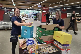 Aldi kehrt nach Werdau zurück: Neuer Supermarkt mit mehr Fläche und moderner Technik vor der Eröffnung - Die Mitarbeiterinnen Celia Ulbricht und Sandra Geyer (r.) bereiten das Einräumen der Regale vor.