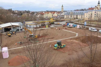 Aldi-Neubau an der Uferstraße in Werdau: Wie es nach dem Abriss weitergeht - Nach den Abrissarbeiten sind die Bauleute mit der Bodenplatte für den neuen Aldi-Markt in Werdau beschäftigt.