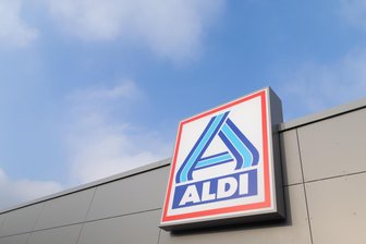 Aldi plant neuen Supermarkt in Aue-Bad Schlema: Wo der Discounter entstehen soll - Blick auf das Firmen-Logo von Aldi Nord. Der Discounter plant, einen weiteren Markt in Aue-Bad Schlema zu eröffnen.