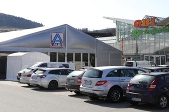 Aldi überbrückt Umbauzeit mit einem Verkaufszelt - Das große Verkaufszelt von Aldi wurde auf dem Parkplatz des Handels- und Gewerbestandortes am Roten Mühlenweg neben dem Eingang zu Obi aufgestellt und öffnet am Samstag erstmals für die Kundschaft.