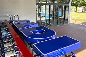 Aldi verabschiedet sich von der B 169 in Hainichen - Diese Buchstaben gibt es nicht einzeln: Der Aldi-Schrifzug im Gewerbegebiet Hainichen wurde demontiert.