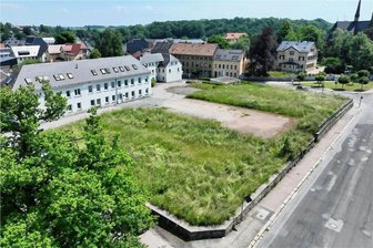 Aldi will im Zentrum von Hainichen neu bauen: Wann kommt der Abrissbagger? - Blick auf die Brachfläche zwischen Turnerstraße, Heinrich-Heine-Straße und Bahnhofstraße in Hainichen. Hier soll ein neuer Aldi-Markt gebaut werden. Die beiden hellen Gebäude (links) werden deshalb abgerissen.