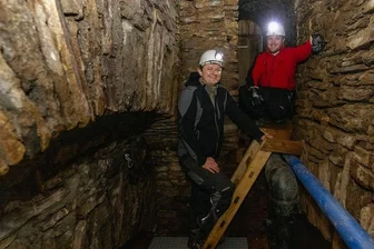 Alexander-Tagesschacht in Ehrenfriedersdorf: Der sichere Weg aus dem Berg - Erik Ahner (l.) und Toni Schmidt besprechen letzte Details im Alexander-Tagesschacht.