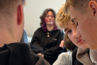 Alfons inspiriert Freiberger Schüler: Ein Kabarettist auf Mission für Demokratie - In kleinen Gesprächsrunden diskutierten die Schüler über Demokratie.