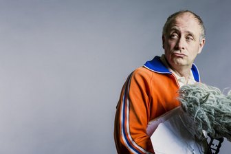 „Alfons – jetzt noch deutscherer“: Beliebter Deutsch-Franzose zu Gast im Theater Freiberg - Alfons, bekannt als rasender Reporter in orangefarbener Trainingsjacke und mit Puschelmikrofon, kommt am 27. Mai nach Freiberg.