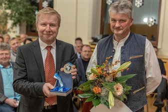 Alfred-Roßner-Medaille der Stadt Falkenstein: Ab sofort können Vorschläge für den oder die Preisträgerin 2023 eingereicht werden - 2022 gab es die erste Alfred-Roßner-Medaille: Ralph-Henry Ide (rechts) und Bürgermeister Marco Siegemund.