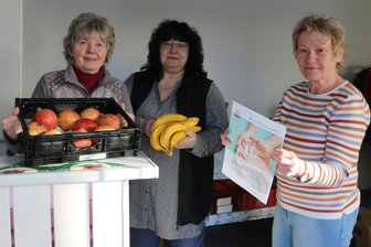 Ali will Auerbachs Langzeitarbeitslose zurück in die Jobs bringen: „Wir werden nie einen Arbeitslosen bedauern.“ - Konstanze Schumann (rechts) ist mit Beate Elsner (Mitte) und Katrin Elias für die Tafel aktiv. Jetzt kümmert sie sich auch um die Qualifizierung Langzeitarbeitsloser.