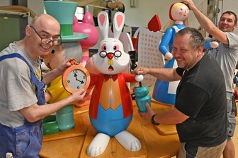 Alice, Grinsekatze & Hutmacher aus Gahlenz erobern als Holzfiguren Japan - In Gahlenz wird die neue Großpyramide für Japan versandfertig gemacht: Das Thema Alice im Wunderland komplettieren Jürgen Wenzel (l.), Matthias Schiebold und Ronny Ziegler mit Accessories.