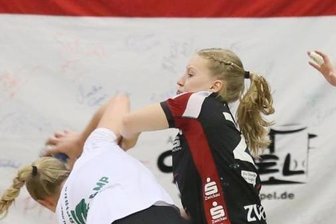 Alisa Pester verlängert beim BSV Sachsen Zwickau - Alisa Pester (r.) spielt auch nächste Saison für den BSV Sachsen Zwickau.