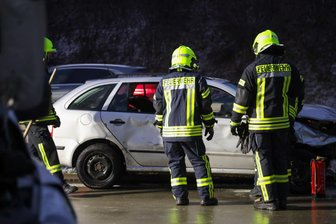 Alkohol bei Schneeglätte: Stundenlang Stau nach Unfall auf A 72 bei Hartmannsdorf - Auf der A 72 bei Chemnitz hat es Verletzte gegeben. Zwei Autos waren involviert.