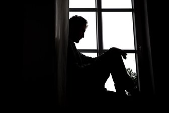 „Alkohol und Drogen sind der Teufel“: Das Leben eines Dresdners mit Schizophrenie - Symbolbild: Willhelm Jakopp Grimm hat Schizophrenie. Der Dresdner, der unter seinem Künstlernamen an die Öffentlichkeit tritt, nahm jahrelang Drogen und entwickelte Psychosen. Was geht in seinem Kopf vor?