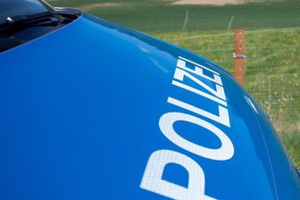 Alkohol-Unfall im Vogtland: 40-Jähriger durchbricht mit zwei Promille intus ein Geländer - Die Polizei war am Sonntagnachmittag im Adorfer Ortsteil Leubetha im Einsatz.