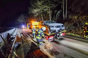 Alkoholfahrt endet an Felsen in Halsbrücke - Totalschaden - 17 Kameraden der Feuerwehr waren am Samstag bei dem Unfall in Halsbrücke im Einsatz.