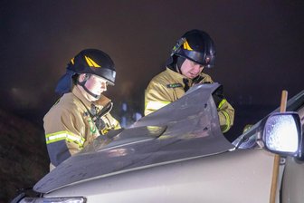 Alkoholfahrt endet im Erzgebirge im Krankenhaus - Einsatzkräfte der Feuerwehr Stollberg kamen zum Einsatz. Sie schalteten das Auto stromlos.