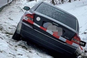 Alkoholfahrt endet im Straßengraben - Glätte: Ein Alkoholfahrer ist auf der B 175 am Ortsausgang Werdau im Graben gelandet. 