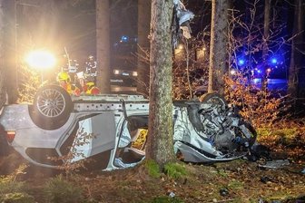 Alkoholfahrt endet nach Überschlägen im Wald - Der BMW überschlug sich mehrfach und kollidierte dabei mit Bäumen. 