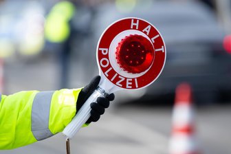 Alkoholfahrt im Erzgebirge endet für 38-Jährigen im Krankenhaus - Polizisten stoppten am Donnerstagmorgen in Jahnsbach einen betrunkenen VW-Fahrer.