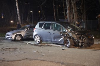 Alkoholfahrt verursacht 30.000 Euro Schaden in Chemnitz - Der Opel (vorn) rammte mehrere Fahrzeuge.