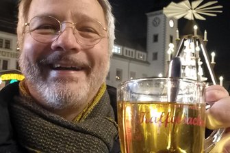 Alkoholfrei auf dem Christmarkt Freiberg: Heißer Genuss in Rot und Weiß - Fröhlich auf dem Christmarkt geht auch ganz ohne Alkohol, findet Reporter Wieland Josch.