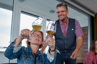 Alkoholfreie Biere im Test - und was drinsteckt - Glanzfein oder nicht? Sommelier Jens Zimmermann lässt Sylke Schuster-Häckel aus Zwickau zwei untergärige Biere vergleichen. Sie ist eine von acht Lesern der "Freien Presse" und der "Sächsischen Zeitung", die am Test in Dresden teilnehmen durften. 