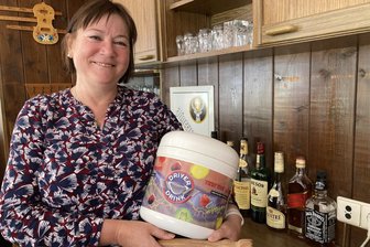 Alkoholfreie Cocktails liegen im Trend: Diese Vogtländerin verrät ihr Lieblingsrezept - Anja Meckel mit ihrem Gewinn - er taugt heute noch so gut wie ihr Cocktail.