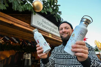 Alkoholfreier Glühwein: Warum die Weinfreunde Chemnitz ein Novum auf dem Weihnachtsmarkt sind - Francesco Karnapp schwört auf Glühwein aus Ostsachsen. Thermosflaschen im Winzer-Design gibts auch am Stand der Weinfreunde Chemnitz.