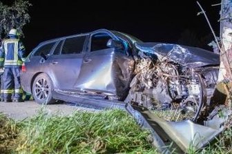 Alkoholisiert gegen Baum - Auch die Feuerwehr Brand-Erbisdorf war bei dem Unfall im Einsatz.