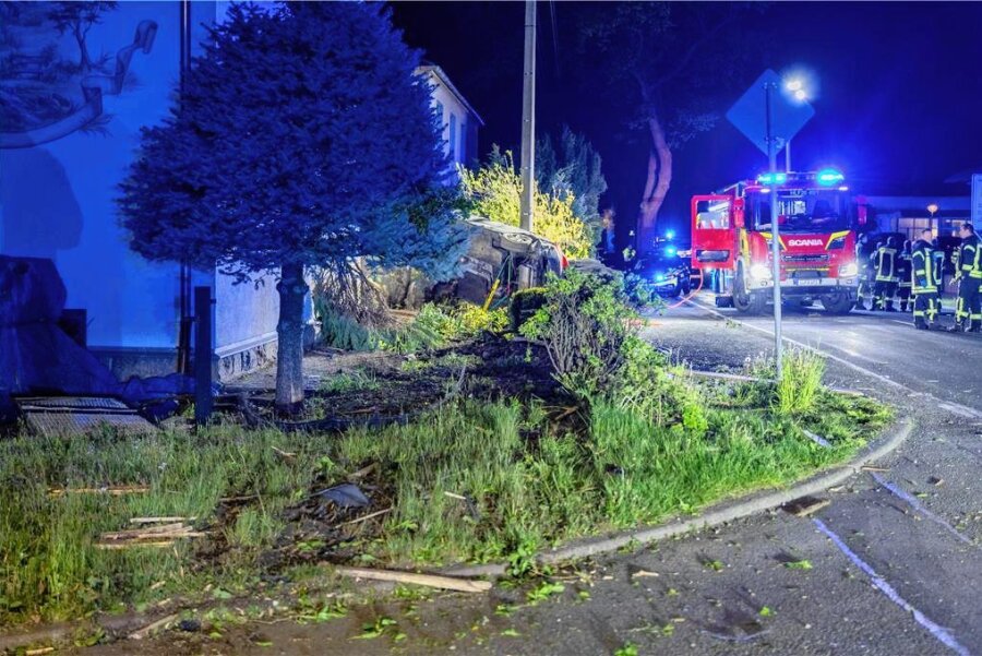Alkoholisierte Männer machen's Polizei am Männertag schwer - Viele Einsätze hat es für Rettungskräfte und Polizei am Männertag im Vogtland gegeben - hier bei einem schweren Unfall in Falkenstein mit fünf Verletzten. Der 19-jährige Fahrer stand unter Alkoholeinfluss. 