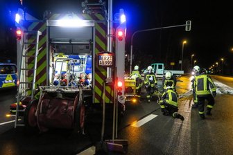 Alkoholisierter Fahrer zerstört Verkehrsschild und Laterne in Aue-Bad Schlema - Einsatzkräfte der Feuerwehr und Polizei am Einsatzort.