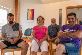 Alkoholsucht im Erzgebirge: Das sagen andere Menschen, die die mutige Mandy Goldhammer kennen - Matthias Pampel (links) mag Mandy Goldhammer als Gruppenleiterin sehr. Anerkennend sagt er: „Sie nagelt die Leute fest. Und das ist gut.“ Rechts neben ihr sind die Gruppenmitglieder Andreas Schulz und Joachim Blume.