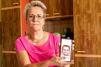 Alkoholsucht im Erzgebirge: Die Frau, die schon elf Jahre tot sein müsste - Mandy Goldhammer mit einem Foto von sich vor mehr als zehn Jahren: „Ich wog damals nur 46 Kilogramm. Doch ich habe es geschafft weiterzuleben.“