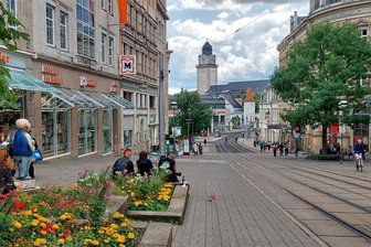 Alkoholverbotszone im Plauener Zentrum verlagert das Problem: „Da läuft man ungern vorbei“ - Wer zuvor auf dem Postplatz in der Öffentlichkeit Alkohol getrunken hat, ist mitunter auf die Bahnhofsstraße ausgewichen. Den Trend nimmt auch die Polizei wahr.