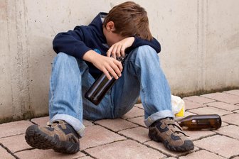 Alkoholvergiftung bei Jugendlichen: Immer mehr landen in Chemnitz im Krankenhaus - 84 Kinder und Jugendliche mussten 2024 wegen Alkoholvergiftung in Chemnitz ins Krankenhaus.