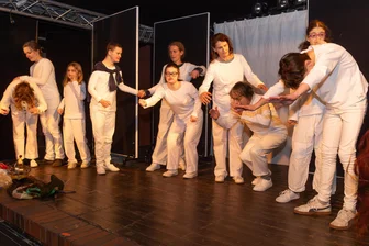 „All inklusive“ auf Erzgebirgisch: Theater der außergewöhnlichen Art in Annaberg - Die Theatergruppe „All Inklusive“ in Aktion auf der Bühne der Alten Brauerei.