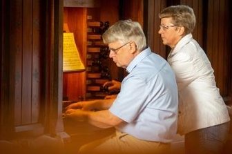 "Alla Mozart" in Pfaffroda - Christian Liebscher, hier mit seiner Frau Christine bei einem Konzert in der Stadtkirche Oederan, spielt am Sonntag in Pfaffroda. 
