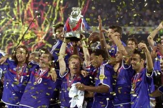 Alle bisherigen EM-Endspiele - Die französische Nationalmannschaft nach ihrem Finalsieg 2000 gegen Italien.
