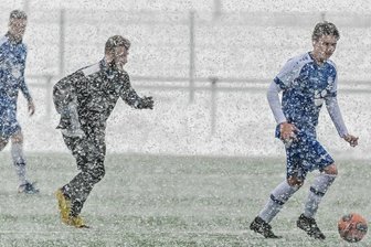 Alle Blicke gehen nach oben - Ja, wo ist er denn, der Gegner beziehungsweise der Ball? So wie die Partie zwischen dem SV Olbernhau und dem BSV Eintracht Zschopautal könnten die Begegnungen des kommenden Wochenendes erneut unter winterlichen Bedingungen ausgetragen werden müssen.