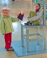 Alle fünf Sinne spielen verrückt - 
              <p class="artikelinhalt">Die dreijährige Deborah überragt scheinbar die große Annika Hering.</p>
            