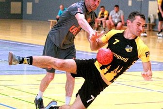 Alle Feldspieler des TSV treffen - Der Oelsnitzer Benjamin Leucht (vorn) kann hier nur auf Kosten eines Siebenmeters gestoppt werden.
