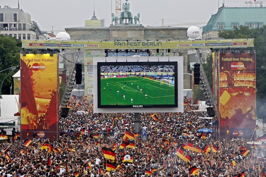 Public Viewing in Berlin bei der WM 2006: Deutschland war bisher zweimal Gastgeber des Fußballturniers. 