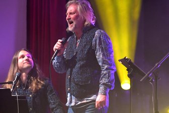 „Alle Gäste waren beseelt“: Balladenabend im Freiberger Tivoli mit Dirk Zöllner und Manuel Schmidt begeistert Publikum - Dirk Zöllner und Manuel Schmidt begeisterten am Samstagabend im ausverkauften Tivoli Freiberg. Foto: Mildner
