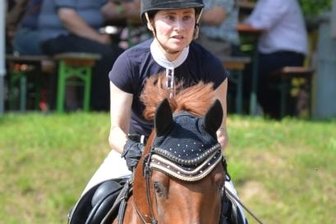 Alle Hindernisse gemeistert - Manuela Meyer trat mit Smiling Snoopy in drei verschiedenen Prüfungen beim Turnier in Neukirchen an. Am Ende verbuchte die Reiterin des RSV Altmittweida einen 10., 16. und 20. Platz.