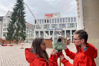 Alle Jahre wieder: Chemnitz hat den höchsten Weihnachtsbaum - Leicht schief, aber hoch. Tina Holland-Moritz und Tobias Nottrodt von der Firma Wuttke haben den Chemnitzer Baum vermessen.