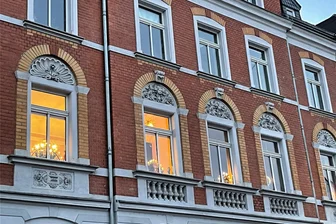 Alle Jahre wieder Streit im Erzgebirge um die Frage: Licht an, aber ab wann? - Seit dieser Woche schon leuchten die Schwibbogen in Schwarzenberg an der Erlaer Straße. Das hat einen Grund.