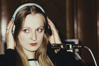 Alle Konzerte abgesagt: DDR-Schlagerikone Veronika Fischer wendet sich mit traurigen Worten an ihre Fans - So sang sie sich in die Herzen vieler Fans: Die (ost-)deutsche Sängerin Veronika Fischer im Studio des DDR-Rundfunks in Ost-Berlin, aufgenommen im Jahr 1974.