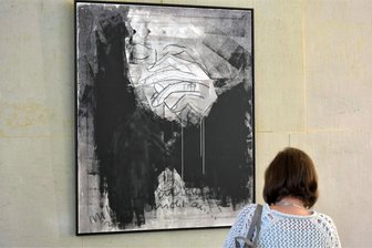 "Alle Kunst will Musik werden!": Malerei und Grafiken von Armin Mueller-Stahl in Bad Elster zu sehen - Eine Ausstellung mit Werken von Armin Mueller-Stahl wird zurzeit in der Kunstwandelhalle Bad Elster gezeigt. Zum Beispiel "Selbstbildnis" (versehen mit dem Spruch "Sieh mich nicht an...").